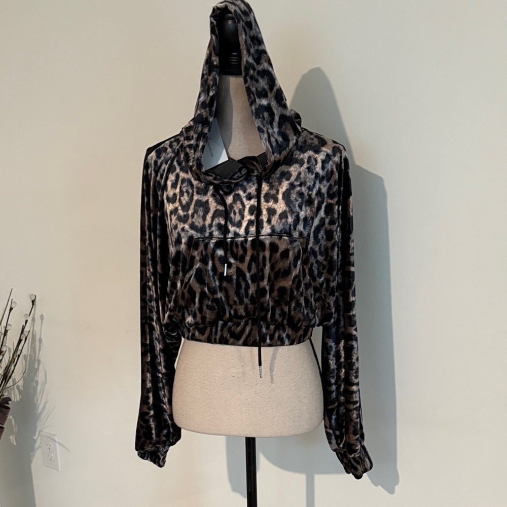 NWT $46 rosevelet crop hooded large sweater 981